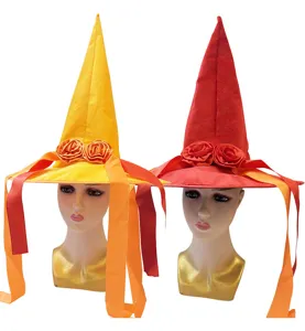 Gedetailleerd close-up van Halloween heksenhoeden met stoffen rozen en lange linten.