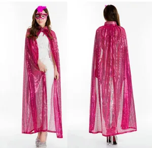 Cape à sequins rose vue de détail montrant la texture brillante et le design élégant.