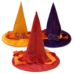 Gedetailleerd overzicht van de Halloween heksenhoed, van gekleurd fluweel met lint en bloemdecor.
