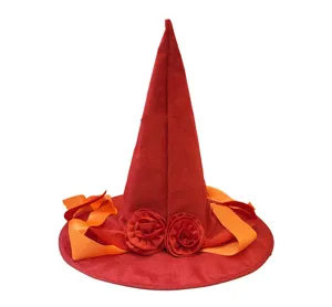 Detailweergave rode heksenhoed, zachte fluwelen stof met elegante rozen en levendige oranje linten.