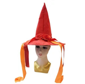 Detailopname van rode heksenhoed met linten en stoffen rozen voor Halloween feest kostuums.