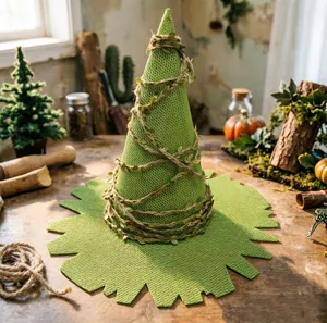 Detailweergave van een retro groene heksenhoed van mesh-stof met hennepkoord en bladerdecoratie.
