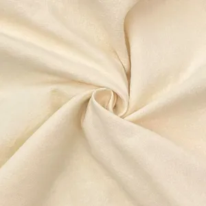 Detailansicht von hochwertigem beigen Stoff mit feiner Textur fur elegante Damenkleidung.