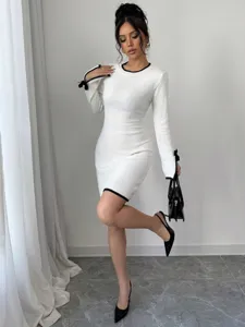 Schickes weißes Strickkleid mit schwarzem Kontrastbesatz, langen Ärmeln und figurbetonter Passform für Damen.