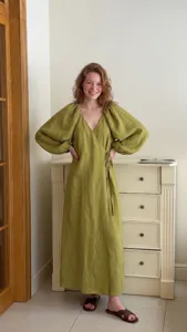 Französisches olivgrünes Wickelkleid mit Puffärmeln und tiefem V-Ausschnitt für Damen.