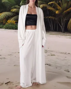 Completo estivo casual da spiaggia con lungo cardigan bianco e pantaloni larghi.