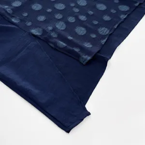 Vue détaillée du haut de vêtement d'intérieur décontracté en jacquard bleu foncé.