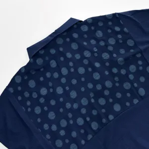 Détail dos haut de vêtement loungewear jacquard, tissu chemise manches courtes à pois.
