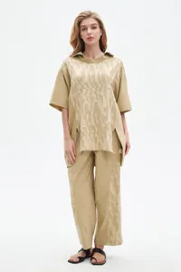 Ensemble de détente décontracté en jacquard beige avec haut à manches courtes et pantalon.