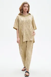 Vue détaillée de l'ensemble loungewear élégant et décontracté en jacquard à manches courtes.