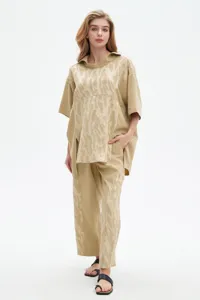 Ensemble décontracté en jacquard avec haut à manches courtes et pantalon pour femme.