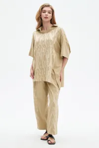 Découvrez le tissu jacquard doux et la coupe décontractée de cet ensemble en détail.