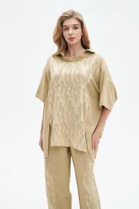 Ensemble loungewear femme haut manches courtes jacquard et pantalon long en kaki.