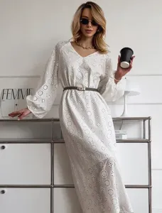 Élégante robe longue blanche brodée manches longues col V en coton style bohème été
