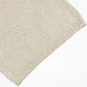 Primer plano detallado del tejido de punto con dobladillo acanalado en beis avena.
