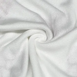 Nahaufnahme des weißen Strickpullover-Stoffes, weiche Textur Spiraldisplay für Damenmode