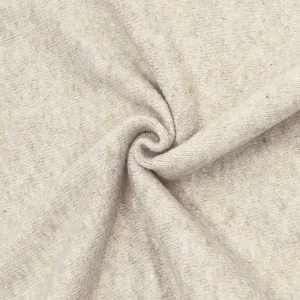 Primer plano detallado de tela de punto beige suave con diseño de textura en espiral.
