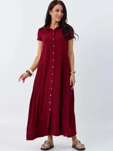 Detailansicht des eleganten bordeauxroten Maxikleids mit Knopfleiste für stilvolle Sommeroutfits.