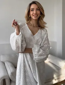 Vue détaillée de la robe blanche à manches longues pour femmes avec broderie ajourée.