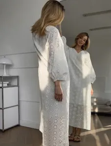 Robe longue blanche brodée à manches longues, robe bohème élégante avec col V pour l'été.