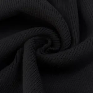 Nahaufnahme der schwarzen gerippten Strickstofftextur, elastisches und gemütliches Material.