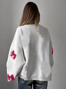 Süßer weißer Damen Strickpullover mit rosa Schleifen Ärmeln für Herbst und Winter.