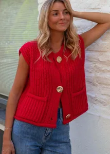 Rote grob gestrickte ärmellose Strickjacke Weste mit goldenen Knöpfen und Taschen.