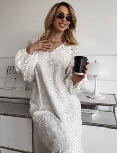 Robe longue blanche en broderie anglaise à manches longues, col V, élégante et luxueuse.