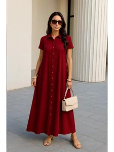 Detailaufnahme eines französischen minimalistischen burgunderroten Hemdkleids lang.