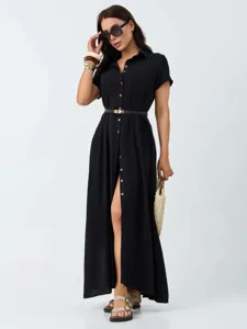 Detailaufnahme des schwarzen Hemdkleids, Knopfleiste, Reverskragen, elegante Sommerbekleidung.