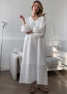 Robe longue blanche brodée en coton pour femmes, style rétro col V ample manches longues.