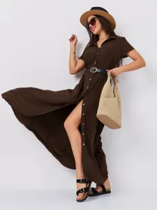 Eleganter einfarbiger Hemdkleid Detailblick mit schickem Revers, Knopfleiste und Gürtel.