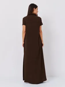 Rückseitenansicht Detail des eleganten einfarbigen braunen Kurzarm Maxikleids für Damen.