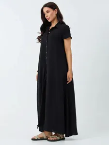 Elegantes schwarzes Maxikleid mit kurzen Ärmeln und Knopfleiste für Damen im Alltag und Büro.