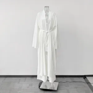 Set cardigan lungo casual bianco e pantaloni larghi dettaglio vista, elegante.