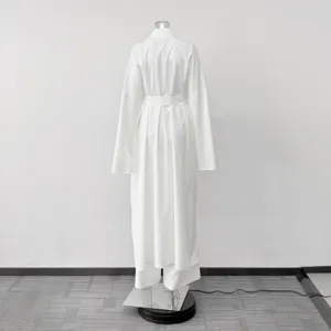 Dettagli della vista posteriore del cardigan lungo casual bianco e del set di pantaloni larghi.