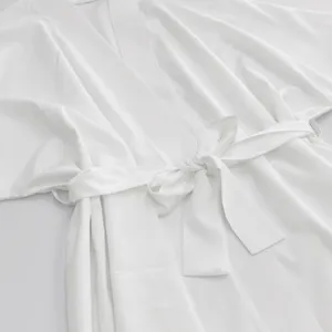 Elegante vestaglia lunga cardigan bianca tinta unita con cintura in vita e tessuto liscio.