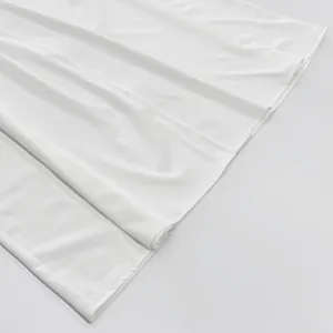 Primo piano dettagliato del tessuto bianco liscio che mostra consistenza e cuciture.