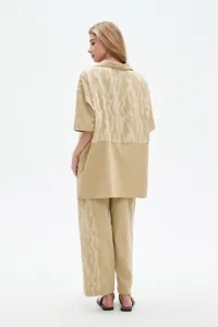 Ensemble haut à manches courtes et pantalon long en jacquard pour femme, tenue élégante.