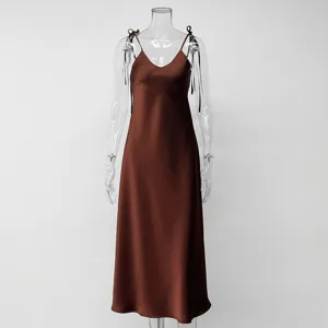 Robe nuisette en satin marron, élégante robe midi à col V, idéale pour un style estival chic.