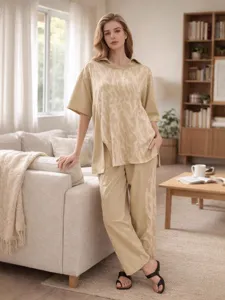Ensemble de loungewear jacquard décontracté avec haut à manches courtes et pantalon.