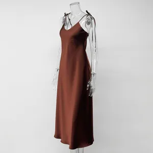 Élégante robe nuisette en satin marron avec col en V et fines bretelles pour un look chic.