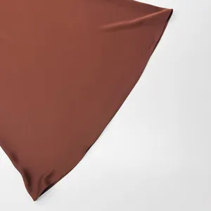 Détail de tissu de robe en satin, couleur bronze élégante, texture lisse, couture exquise.
