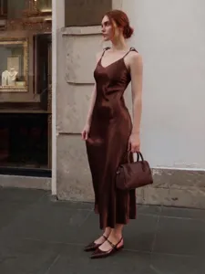Robe nuisette chic style français, tissu satiné de qualité, robe d'été élégante pour femmes.