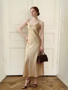 Détail robe nuisette satinée élégante, style été de luxe, bretelles fines et tissu doux.