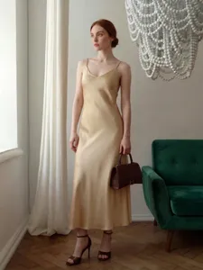 Élégante robe nuisette en satin pour femme, chic col V été midi robe style de luxe.
