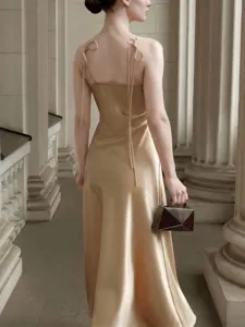 Vue détaillée de la robe nuisette élégante en satin avec des bretelles fines champagne.