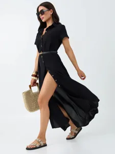 Elegantes schwarzes Sommer-Maxikleid mit kurzen Ärmeln, Knopfleiste und hohem Schlitz Damen.