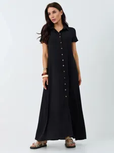 Nahaufnahme Details des eleganten schwarzen Maxi-Hemdkleides mit Knöpfen für Damen.