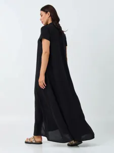 Detailansicht des schwarzen Damen Sommer Maxikleids mit elegantem Fall und kurzen Ärmeln.